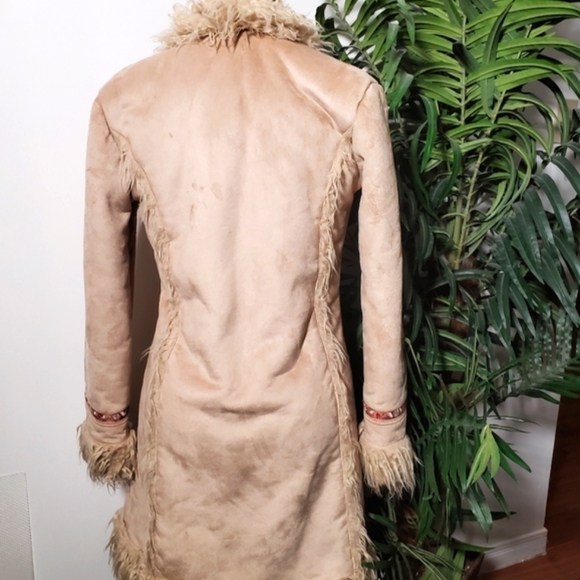 Beautifully Embroidered Cream Coat /Faux Fur Trim - Picture 3 of 4